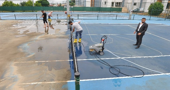 Tenis kortlarında yaz temizliği