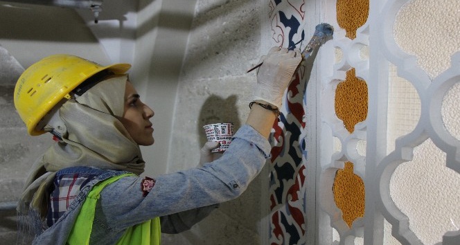 532 yıllık caminin duvarlarını kadın nakkaşlar renklendiriyor