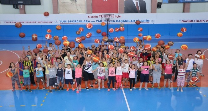 Basketbol öğrenmek isteyen çocuklar basketbol kursuna akın etti