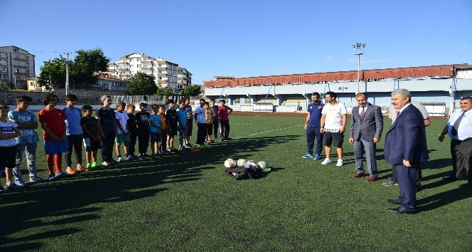 Vali Akın, Gençlik Hizmetleri ve Spor İl Müdürlüğünde inceleme yaptı