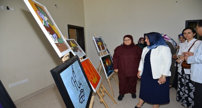 Vali Akın’ın eşi Saliha Akın, Çocuk Destek Merkezinde düzenlenen yılsonu sergisi açılışına katıldı