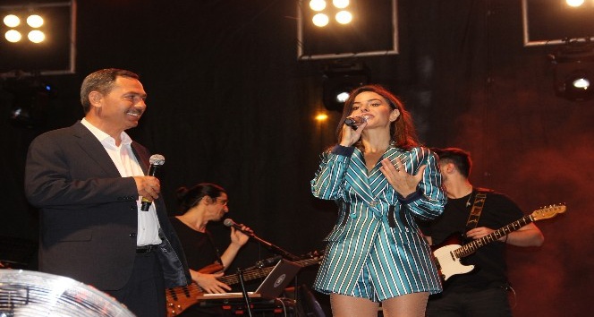 Pop sanatçısı Simge hastaneden çıkıp konser verdi