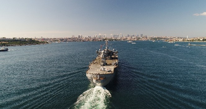 İstanbul Boğazından geçen ABD savaş gemisi havadan görüntülendi