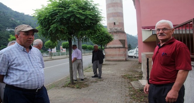 Yol ortasında kalan minare