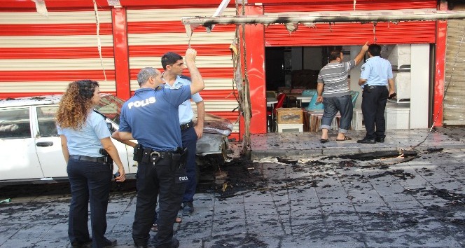 İş yeri önünde çıkan yangında 3 dükkan ile bir otomobilde hasar oluştu