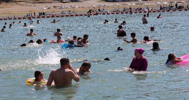 Hazar Gölü tatilcilerin akınına uğradı