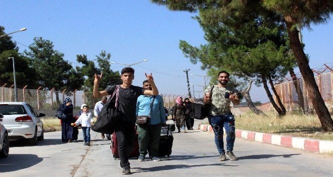 Ramazan bayramını ülkesinde geçiren 30 bin Suriyeli dönüş yaptı