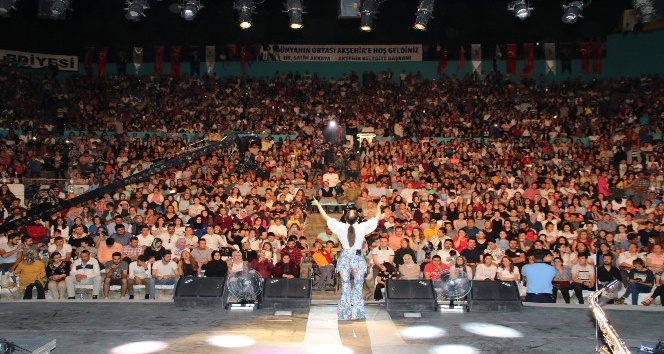 Derya Uluğ Akşehir’de hayranlarını coşturdu