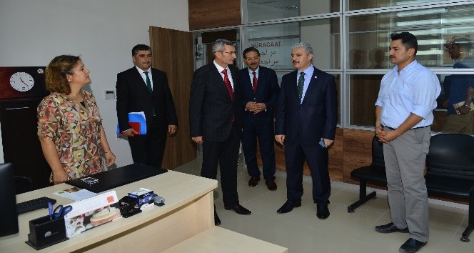 Vali Akın, Kırşehir Sosyal Yardımlaşma ve Dayanışma Vakfında incelemede bulundu