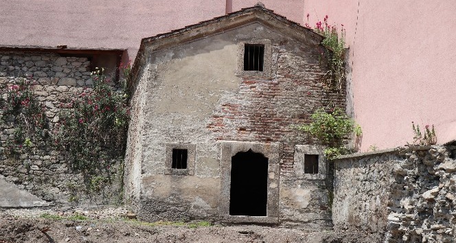 Asırlık tarihi ambar çevresindeki binaların yıkılmasıyla gün yüzüne çıktı