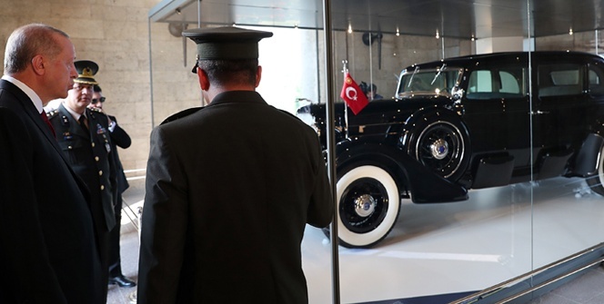 Cumhurbaşkanı Erdoğan, o otomobili inceledi