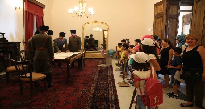 Bayraklı’da minikler Atatürk Müzesini gezdi