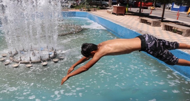 Nevşehir’de serinlemek isteyen çocuklar süs havuzuna girdi