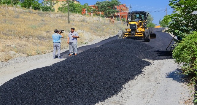Yıldıztepe Mahallesinde sıcak asfalt çalışması devam ediyor