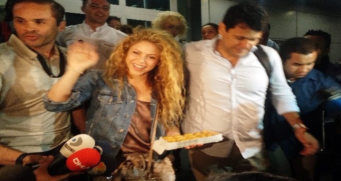 Gazetecilerden Shakira’ya baklava ikramı