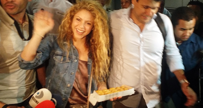 Gazetecilerden Shakira’ya baklava ikramı