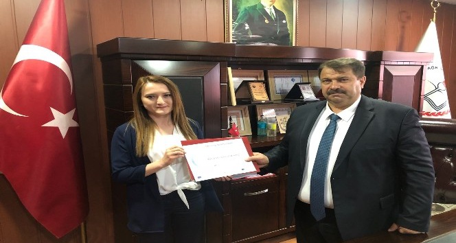 Turan, Ulusal Kalite Etiketi almaya hak kazanan öğretmene ödülünü verdi