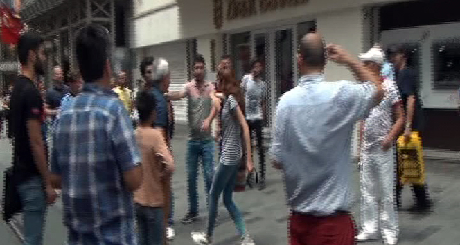 İstiklal Caddesi&#039;nde turistlerin tekme tokat kavgası kamerada