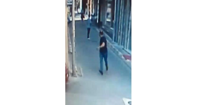 Kendisine laf atan kişiyi tabancayla kovaladı