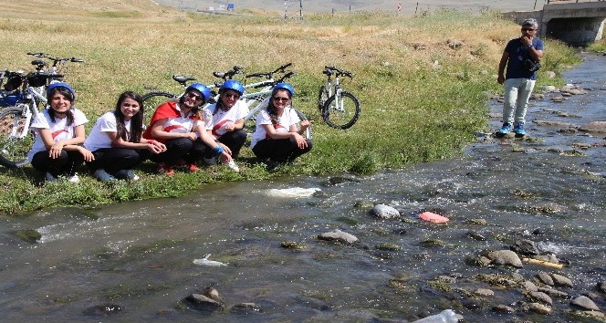 Kadın bisikletçiler için pedal çeviriyorlar