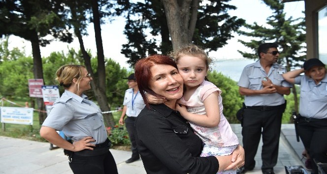 Kaybolan küçük kızı Başkan Benli ailesine teslim etti
