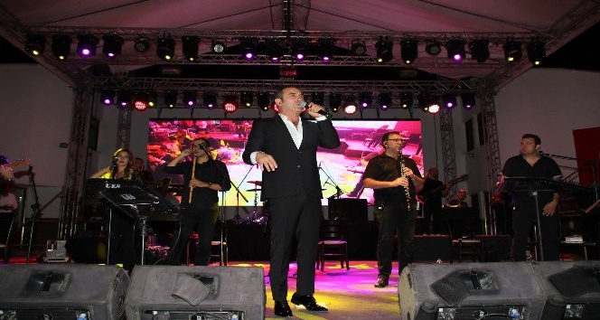 Ferhat Göçer Akşehir’de hayranlarını coşturdu