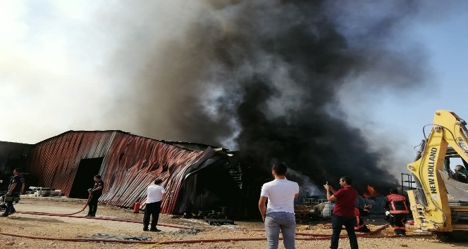 Malatya’da bir ambalaj fabrikasında yangın çıktı. Bölgeye çok sayıda itfaiye ekibi sevk edildi.