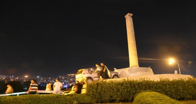 Kontrolden çıkan araç Smyrna Anıtı’nın tepesine çıktı