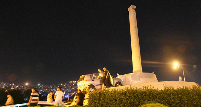 Kontrolden çıkan araç Smyrna Anıtı&#039;nın tepesine çıktı