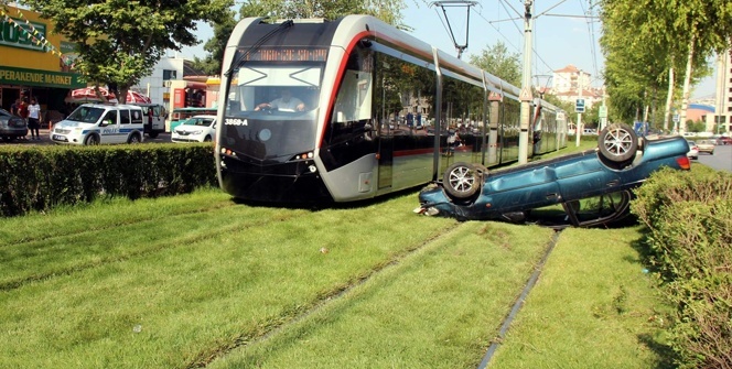 Tramvay yolunda şok görüntü!
