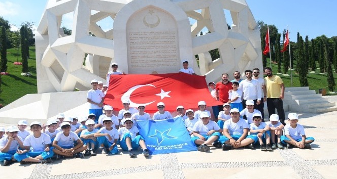 Küçükçekmeceli öğrencilerden 15 Temmuz Şehitler Anıtı’na ziyaret