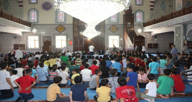 Kuran kursu öğrencileri, 15 Temmuz Şehitleri için dua etti