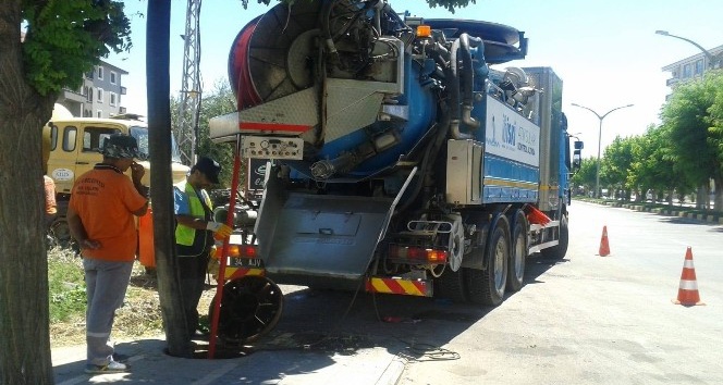 Kanalizasyon hatlarının temizliği devam ediyor