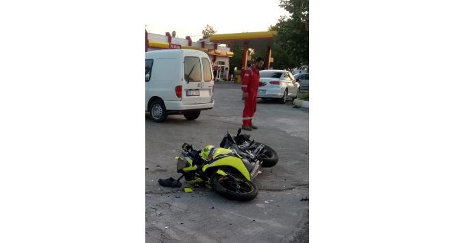 Traktör ve motosiklet çarpıştı: 2 yaralı