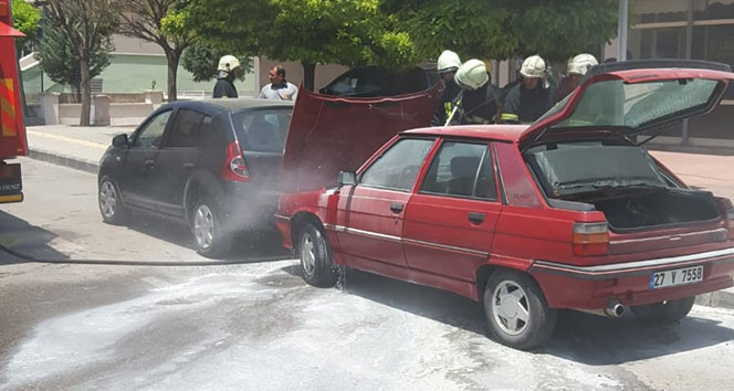 Gaziantep&#039;te park halindeki araç alev aldı