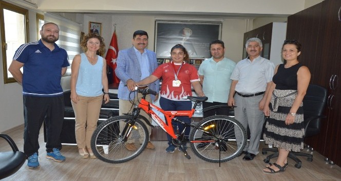 Judo’da Balkan ikincisi olan öğrenciye bisiklet hediye edildi