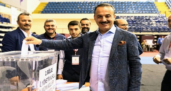 AK Parti İzmir Teşkilatı’nda Binali Yıldırım sevinci