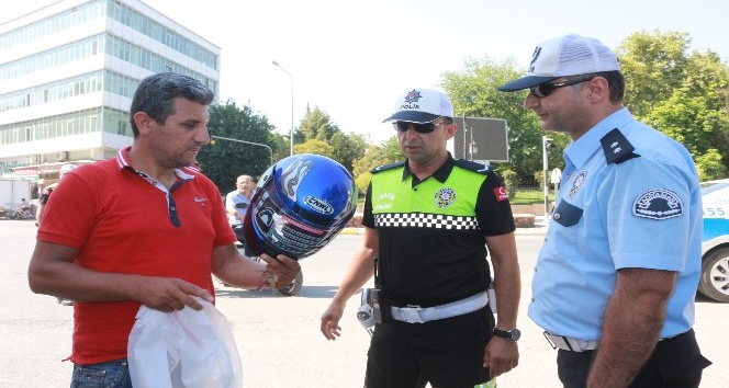 Polis, denetimlerde kaskı olmayan sürücülere kask hediye etti