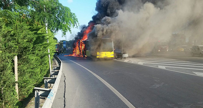 İstanbul&#039;da belediye otobüsünde korkutan yangın