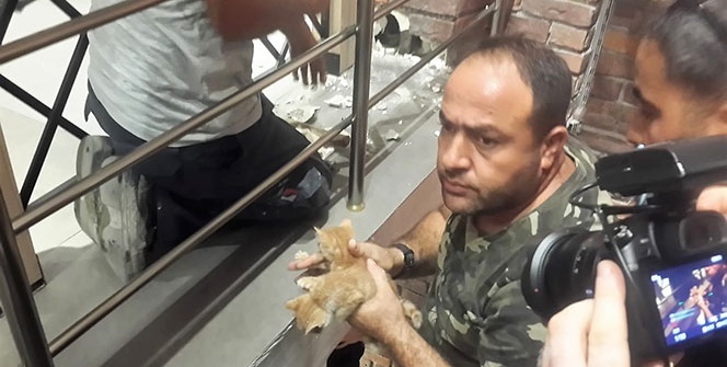 Duvardan sesler duydular! Kırdıklarında ise...