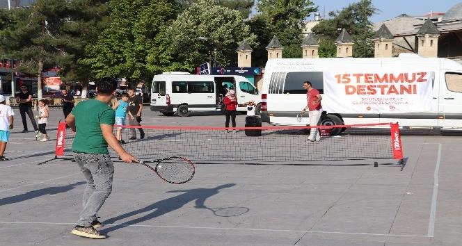 Karaman’da 15 Temmuz anısına sokak tenisi şenliği yapıldı