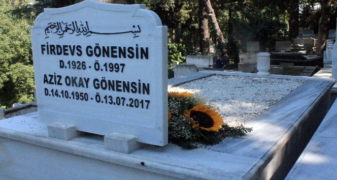 Gazeteci Okay Gönensin ölümünün birinci yılında mezarı başında anıldı