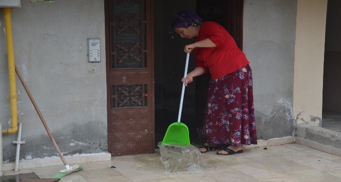 Evini su basan kadın: &quot;38 yıllık emeğim çöpe gitti”