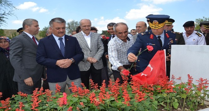15 Temmuz kahramanı şehit polis Turgut Solak kabri başında anıldı