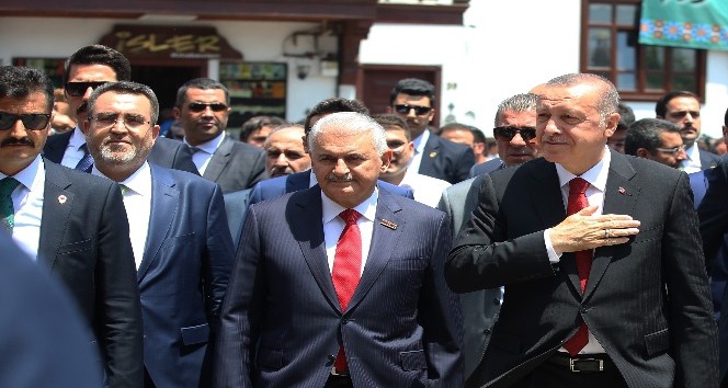 Cumhurbaşkanı Erdoğan cuma namazını bakanlarla beraber kıldı
