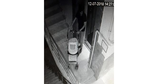 Girdiği apartmanın 6. katındaki bebek arabasını çalarak kayıplar karıştı