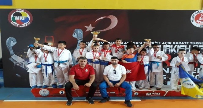 Biga Belediyesi Karate Takımı şampiyon oldu