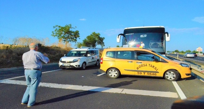 Tekirdağ’da yolcu otobüsü taksi ile çarpıştı, trafik durma noktasına geldi