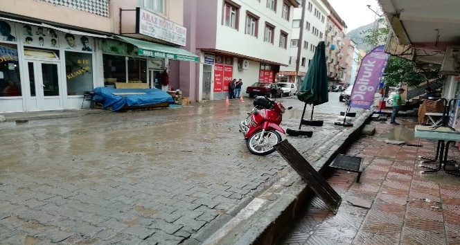 Erzurum’da sağanak yağış sonrası iş yerleri su altında kaldı