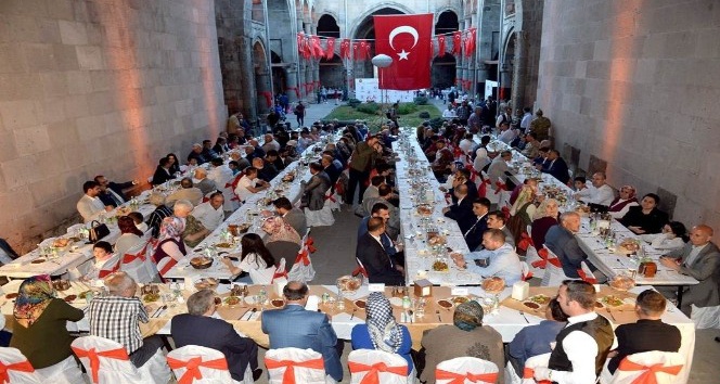 Erzurum’da şehit aileleri ve gaziler 15 temmuz yemeğinde buluştu